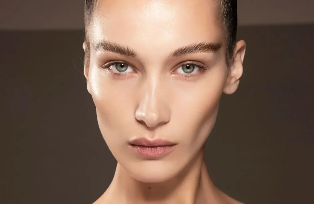 Se raser les sourcils : la nouvelle lubie qui affole la Toile