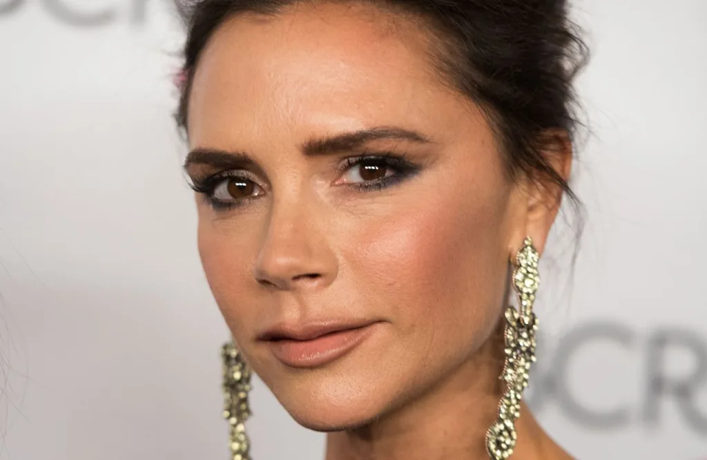 Victoria Beckham craque pour une coiffure rajeunissante et très facile à copier