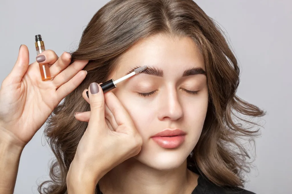 Sourcils : l’astuce d’une maquilleuse pour appliquer son gel comme il se doit