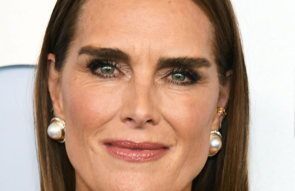 On connaît (enfin) le secret de Brooke Shields pour des sourcils fournis